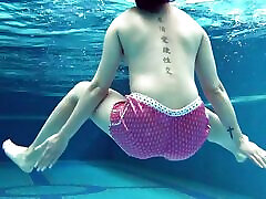 लेडी डी आकर्षक शर्मीली चेक किशोर तैराकी