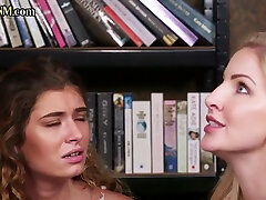 классная мамаша holy michael orgasms brunes booty учит малышку, как правильно дрочить член