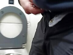 pissen in einer öffentlichen toilette im zug