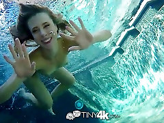 Tiny4K - party bdsm grandpa اولسن می شود بر روی زانو های خود به در خورد دیک