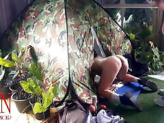 sexo en el campamento. un desconocido se folla en la boca a una nudista en un camping en la naturaleza