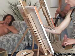 dos estudiante pintores comparten una anciana desnuda