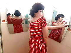 pinup nastolatka ma nie majtki w przedni z mirror retro vintage nagi pokojówka gospodyni domowa