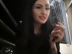 palenie papierosów fetysz przez dominy nika. pani uwodzi cię z jej strapon