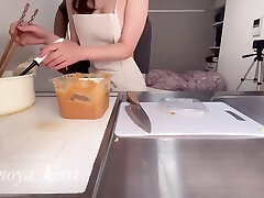 キッチンて料理している美人女子大生を犯す एक सुंदर कॉलेज लड़की रसोई घर में पाक कला