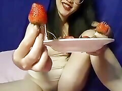 Asian super sexy zoya usman porn show pussy and eat strawberry 1