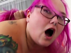 BBW colored hair slut deepthroats cock