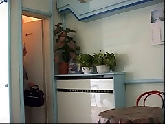 Горячая шлюха садится на огромный член и катается на нем быстро и глубоко