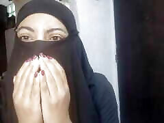 настоящая возбужденная любительская арабская жена брызгает на свой никаб и мастурбирует, пока муж молится в хиджабе порно