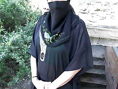 अमेरिकी सैनिक मुस्लिम पत्नी घर के बाहर