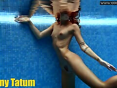 蒂芙尼金发完美的圆形战利品青少年游泳水下和脱衣服