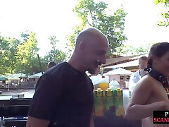 публичная шлюха трахается с киской на открытом воздухе перед анальным трахом в помещении