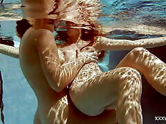 इनडोर पूल में, दो तेजस्वी लड़कियों तैरना
