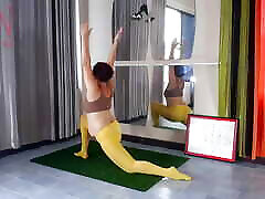 regina noir. yoga in gelben strumpfhosen beim yoga im fitnessstudio. ein mädchen ohne höschen macht yoga. 2
