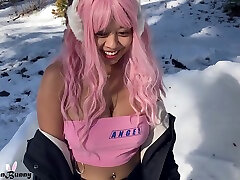 азиатка занимается рискованным публичным сексом на снегу и развлекается до тех пор, пока ее не ловят гуляющие myasianbunny