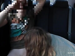молодая пара трахается в машине и записывает секс на видео - камеру в такси