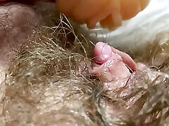 riesige aufgerichtete klitoris fickt vagina tief in großen orgasmus