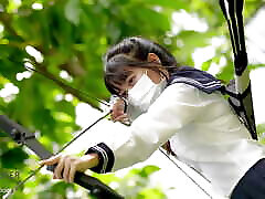 日本学生女孩学习射箭班