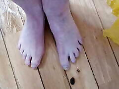 Pissing in yesterdays pants, on my pubes and hairy body and on my feet