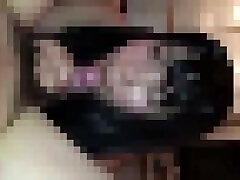 личная съемка со смартфона симпатичной черноволосой девушки с короткой стрижкой, которая выглядит как джей ди, мастурбирует в hot.310