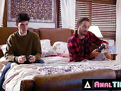 ANALTIME.XXX - Sneaky Pervert Lucas Frost Smashes His Buddy&039;s Stepsister Alexis Tae&039;s Bubble Butt