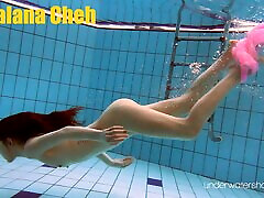 tschechischer teenager roxalana&039;s schwimmtalent glänzt hell