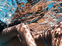sensationnel vénézuélien en séance de natation au bord de la piscine