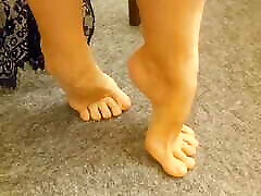 Selena&039;s feet posing and footjob