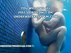 de vrais couples ont de vrais rapports sexuels sous-marins dans des piscines publiques filmés avec une caméra sous-marine