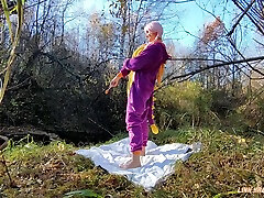 मंच के पीछे वीडियो कॉस्प्ले फोटोसेट-एक स्ट्रैपआन के साथ अशिष्ट ड्रैकनेस