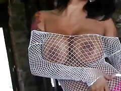 ricki raxxx obtuvo su nombre debido al tamaño de sus enormes bazucas la morena de tetas grandes ricki raxxx es follada