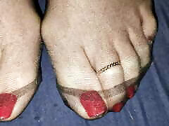 تقدیر در انگشتان پا قرمز با حلقه در جوراب شلواری سیاه و سفید