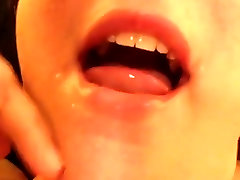Close-up de sperme dans la bouche et avaler