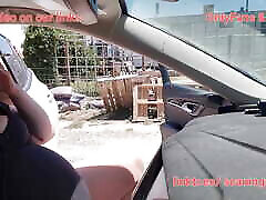 怀孕的吸烟荡妇的妻子在车上。 链接上的完整视频