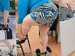 jai laissé le gars de la maintenance voir mes jambes et il est devenu très excité et a rempli ma chatte de son sperme