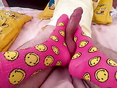 我的朋友喜欢用她的粉红色袜子手淫我