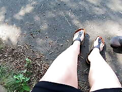 सार्वजनिक में फुटवॉक-मेरे गंदे छोटे पैरों के साथ चलना