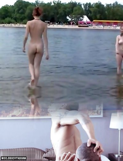 Gole muškarci na nudističkoj plaži