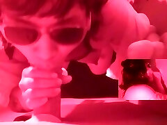 Tragando en Glory Crevasse en fiesta clandestina