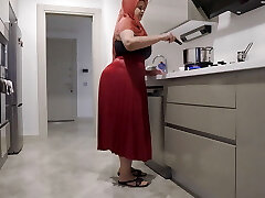 My humungous-ass stepmother hardened my dick with her skirt.