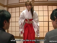 Nicely stuck Japanese geisha Yui Misaki works on 2 delicious weenies at once