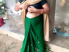 Desi Indian MILF with a big rump milks her own cupcakes in a farmhouse