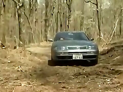 un homme a descendu un adolescent japonais dans le camion de sa voiture