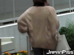 Horny Japanese cuties pissing in the streets