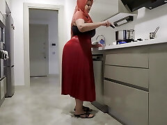 My big-ass stepmom hardened my dick with her skirt.