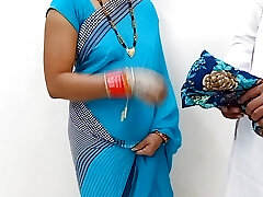 Komal half-shirt silane gai thi apne telar ke pas