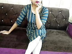 Tharki Aurat Makan Malkin Ne apne kirayedar ko chodne ka teaching deti hai