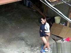 красотка на пляже радует своего мужчину, сосать его член