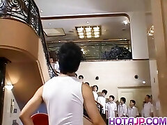 Непослушный азиатских подростков Адзуса Аяно gangbanged в горячие буккаке секс