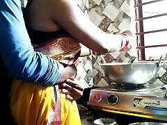 Chikn bNa Rhi Bibi Ko Rasoi me pKad ke ghodi bNaya